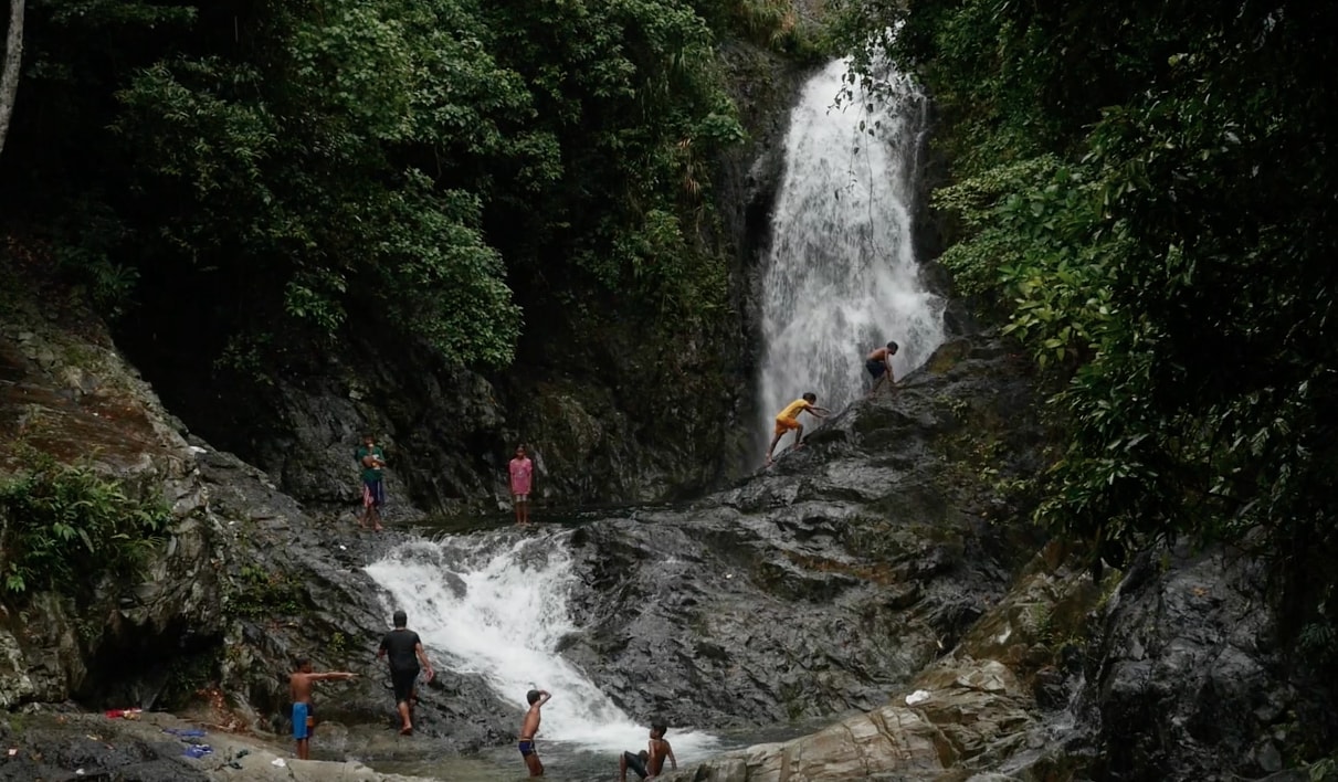 filipino kids at hicming falls in catanduanes philippines